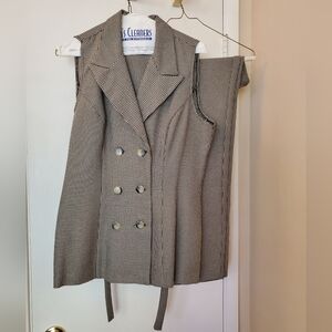 Women's 2 piece sleeveless pant suit